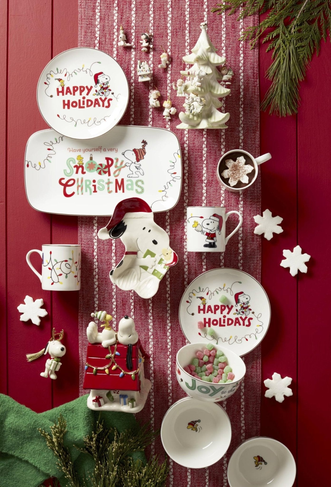 Lenox 895787 Snoopy with Gift Ornament