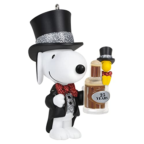 Hallmark Keepsake 2499QXI7813 Ornament, Spotlight on Snoopy