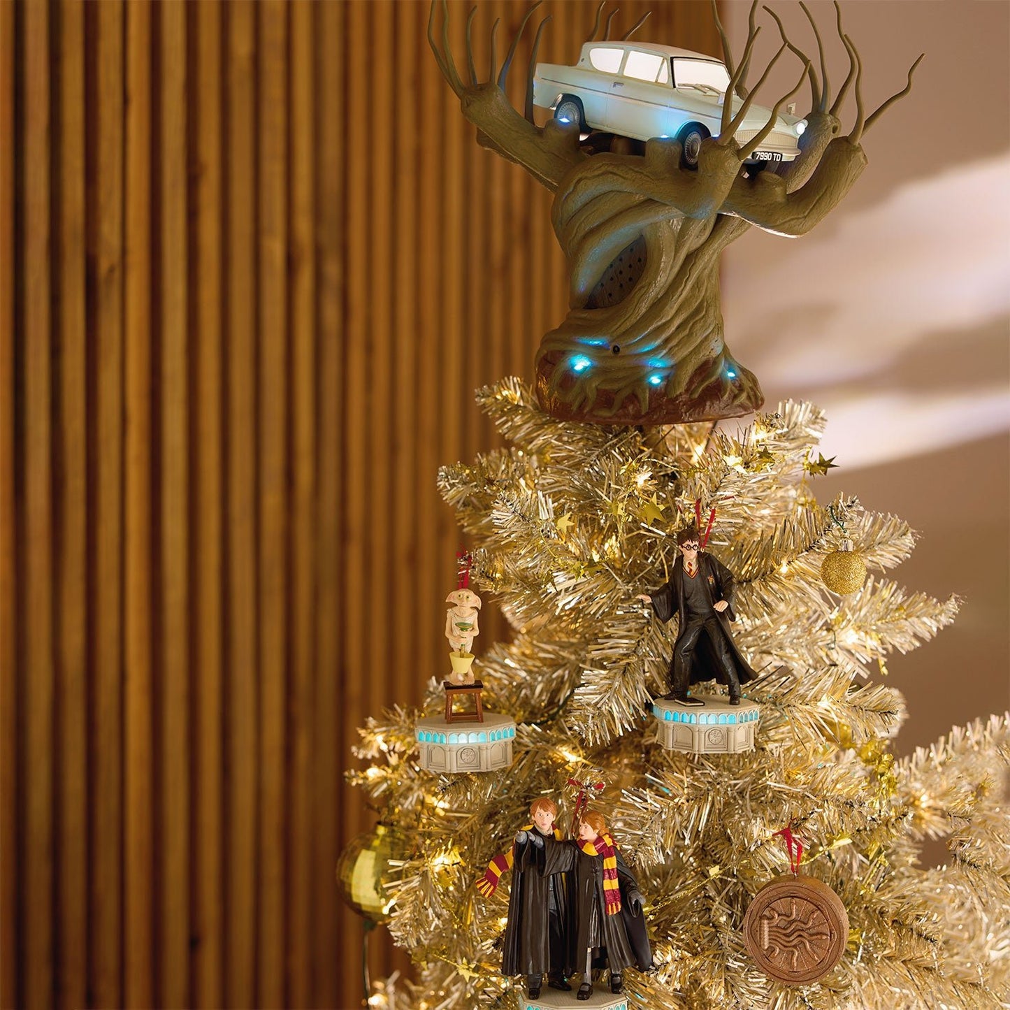 Harry Potter and the Chamber of Secrets Collection Flying Ford Anglia in the Whomping Willow Tree Topper