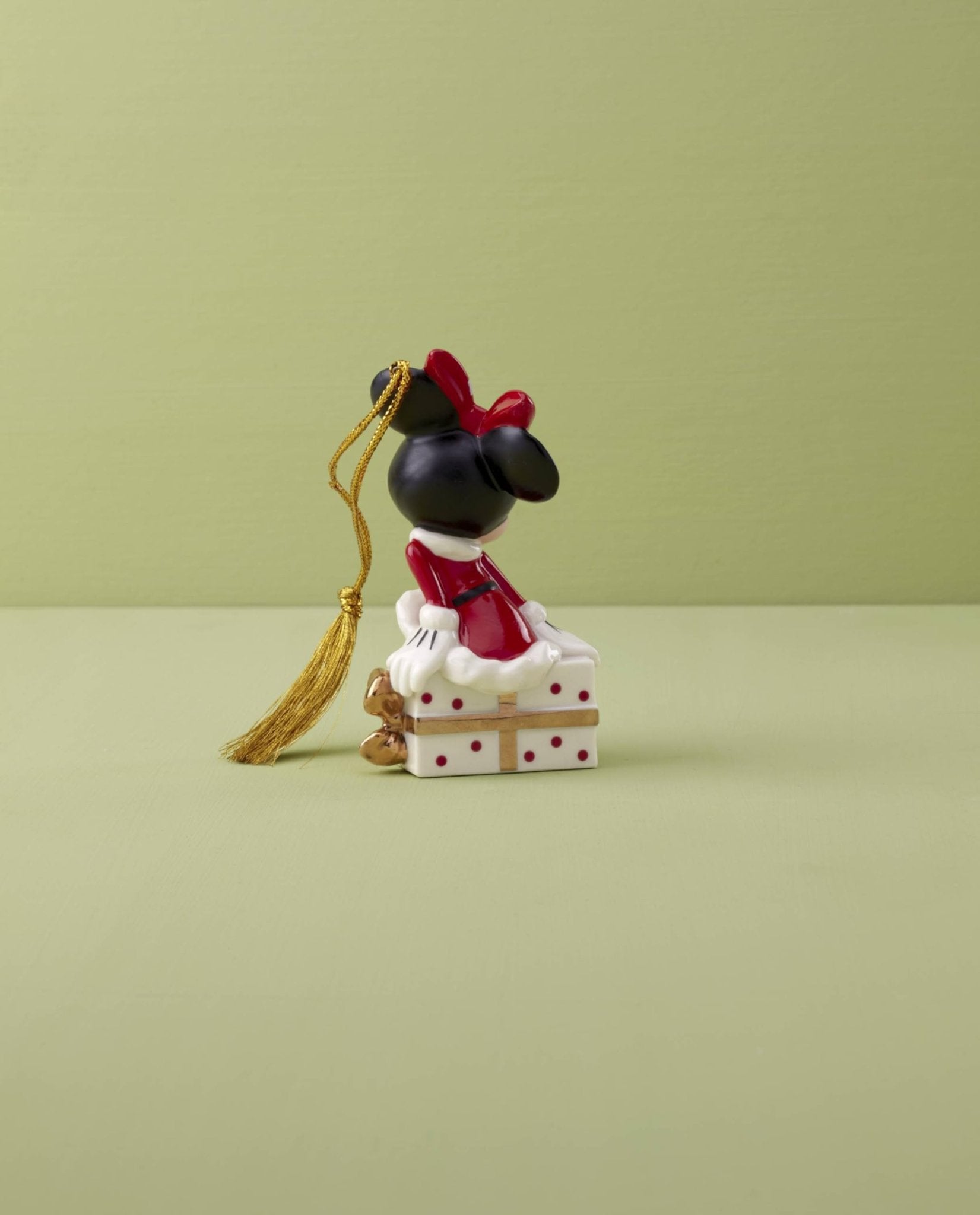 Lenox 895792 2024 Minnie Mouse Sitting On A Gift Ornament