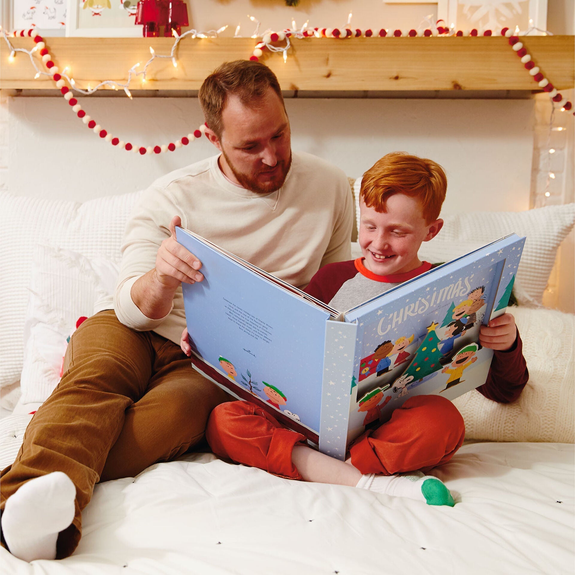 Peanuts?« A Charlie Brown Christmas Large Lighted Pop - Up Book With Sound